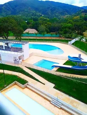 an image of a swimming pool at a resort at occidente colonial santa fe de Antioquia tipo resort Aparta sol tobogán kanaloa parque acuático in Santa Fe de Antioquia