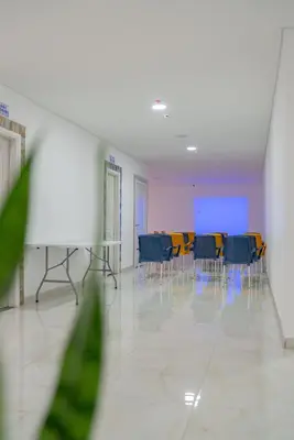 an empty room with chairs and a projection screen at El Oscar Hotel in Medellín