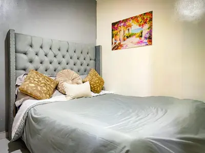 a bedroom with a large bed with gold pillows at Glen Apt de 2 alcobas Mejor zona medellin in Medellín