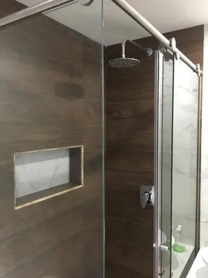 a shower with a glass door in a bathroom at Glen Apt de 2 alcobas Mejor zona medellin in Medellín