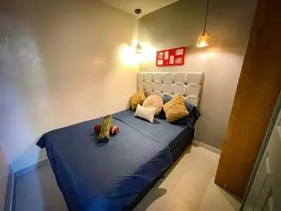 a bedroom with a blue bed with pillows on it at Glen Apt de 2 alcobas Mejor zona medellin in Medellín