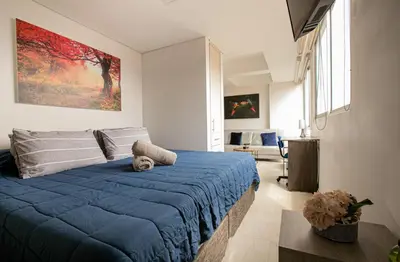 a bedroom with a blue bed in a room at Elegante Apto en el Poblado! Vista Fabulosa in Medellín