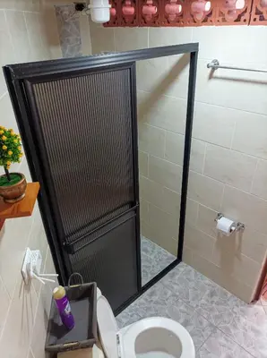 a bathroom with a shower stall and a toilet at Petroglifo Room Támesis in Támesis