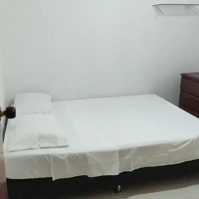 Habitación central con cama doble #2