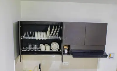 a microwave in a kitchen with some dishes at Apartamento cómodo, agradable y económico in Medellín