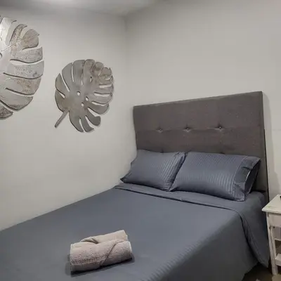 a bedroom with a bed with a headboard and a pillow at LA CASA DEL CABLE -Comodo Apartamento 102- in Manizales