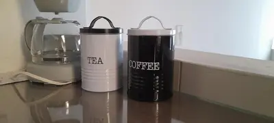 two cups sitting on a counter next to a blender at M76 apartamento acogedor en Medellin in Medellín
