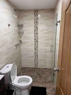 a bathroom with a toilet and a shower at Sencillo apartamento en Guatape in Guatapé