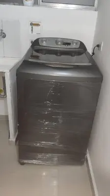 a black stove in a kitchen with a counter at Apartamento con piscina, frente a CC Mayorca in Sabaneta