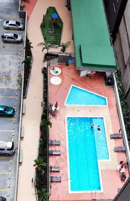 an overhead view of a swimming pool with umbrellas at Apartamento con piscina, frente a CC Mayorca in Sabaneta