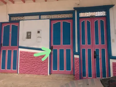 a room with doors with a green arrow pointing into it at Aloja-T en Apartaloft amoblado en Jericó in Jericó