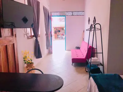 a living room with a table and a pink couch at Aloja-T en Apartaloft amoblado en Jericó in Jericó