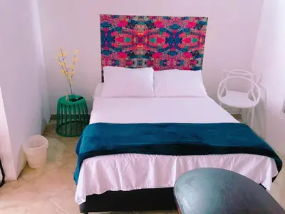 a bedroom with a bed with a red and blue blanket at Aloja-T en Apartaloft amoblado en Jericó in Jericó