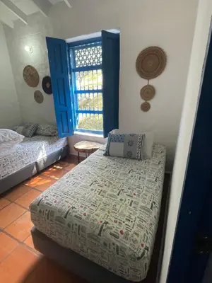 a small room with a bed and a window at Hacienda San Francisco in Venecia