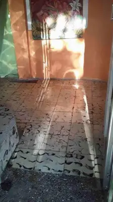a room with a door and a tiled floor at Apartamento-Galería de arte Cielo y Tierra in Medellín