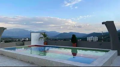 a swimming pool on the roof of a building at ¡Vista Increíble Apartamento Tamarindo! in Santa Fe de Antioquia