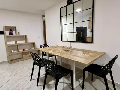 a dining room with a table with chairs and a mirror at Apto cerca Malecón, Plaza Principal, Plazoleta Zocalos, a 8 min de la Piedra del Peñol, GRATIS PARQUEADERO!!! in Guatapé