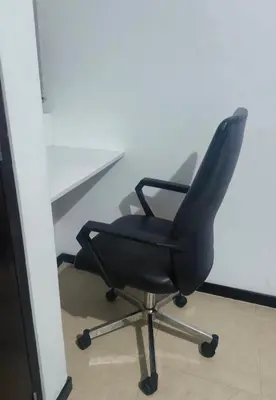 a black office chair sitting in front of a tv at Apartasol Ciudadela Santafe in Santa Fe de Antioquia