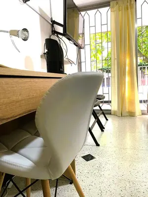 a white chair sitting in front of a desk at loft cerca a laureles, WIFI, cerca metro y GUARDA EQUIPAJE GRATIS!! in Medellín