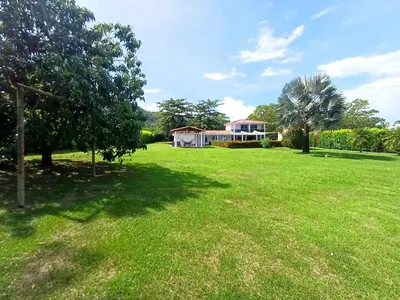 a large yard with a house in the background at Piscina-jacuzzi-calma-comodidad-Villa Old Havana in Santa Fe de Antioquia