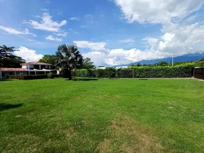 a large grassy field with a house in the background at Piscina-jacuzzi-calma-comodidad-Villa Old Havana in Santa Fe de Antioquia