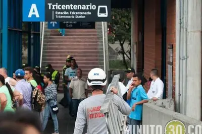a crowd of people standing outside of a building at Acogedor Apartamento Urbanización Tricentenario in Medellín