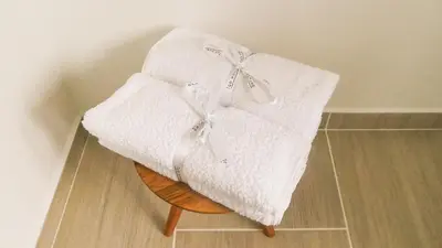 a pile of towels sitting on top of a table at OCASSO JARDIN APARTAMENTO AZULEJO in Jardin