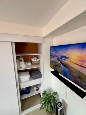 a room with a flat screen tv on a wall at Increíble Apartaestudio Cerca al Centro Comercial Los Molinos in Medellín