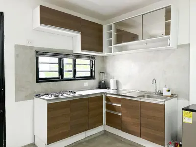a kitchen with wooden cabinets and a sink and a window at Loft del Río Honda - Apartaestudio completo con parqueadero y aire acondicionado in Honda