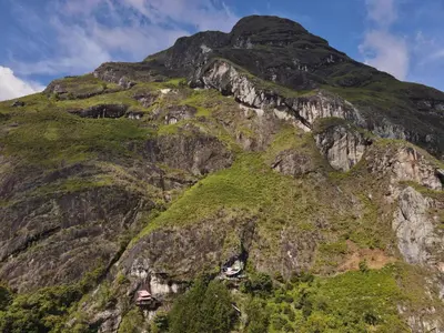 a mountain with a house on the side of it at LA CASA EN EL AIRE - Abejorral in Abejorral