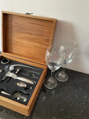 a wooden box with two wine glasses on a table at Ideal para grupos y nómadas Apto 2 hab amplio in Sabaneta