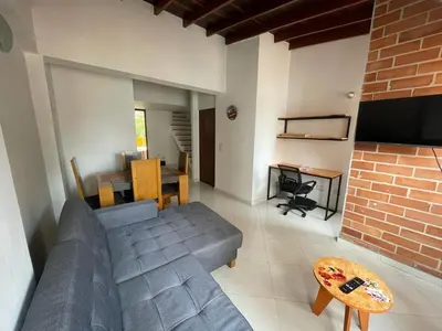 a living room with a couch and a table at Ideal para grupos y nómadas Apto 2 hab amplio in Sabaneta