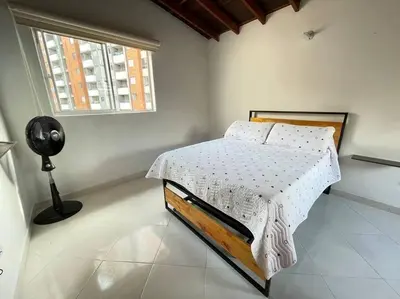 a bedroom with a bed and a window at Ideal para grupos y nómadas Apto 2 hab amplio in Sabaneta