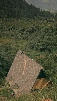 a small house sitting on top of a hill at Ecolodge Cuentos de Agua in Villamaría