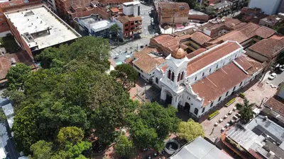 an overhead view of a building in a city at Elegante apartamento: Sabaneta Central in Sabaneta