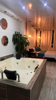 a bathroom with a bath tub in a room at Villa Athenea-Santorini Colombiano in Puerto Triunfo