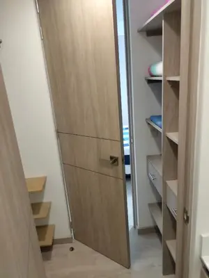 a closet with a wooden door in a room at Apartamento Sabaneta Antioquía in Sabaneta