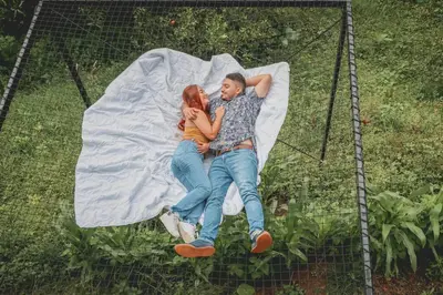 a man and a woman laying on a play structure at Cabaña campestre para parejas o grupos in Manizales
