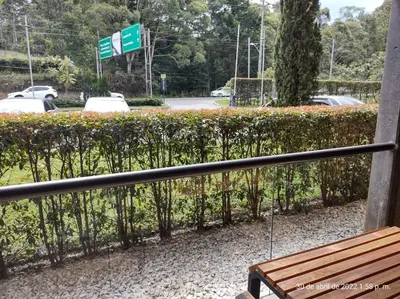 a balcony with a bench and a road with cars at Hotel en Rionegro-Rioverde- Apartamento in Rionegro