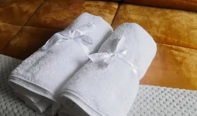 two white towels are sitting on a table at OCASSO JARDIN APARTAMENTO TURPIAL in Jardin