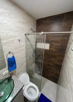a bathroom with a shower and a toilet and a sink at Ubicación Perfecta en Laureles y Confort Total in Medellín
