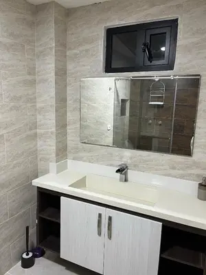 a bathroom with a sink and a mirror at Ubicación Perfecta en Laureles y Confort Total in Medellín