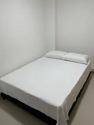 a white bed in a white room at Ubicación Perfecta en Laureles y Confort Total in Medellín