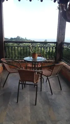 a patio with a table and chairs on a balcony at AEROPUERTO-Rionegro- MONTEOLIVO COLONIAL in Rionegro
