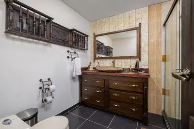 a bathroom with a sink and a mirror at AEROPUERTO-Rionegro- MONTEOLIVO COLONIAL in Rionegro