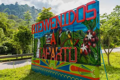 a sign on the side of a road at Hotel Campestre La Francesina in Betania