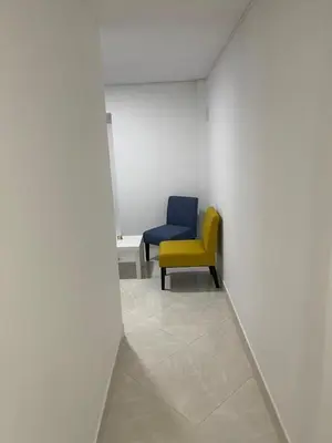 a blue and yellow chair sitting in a room at Apartamentos amueblados, zona céntrica-Cisneros- antioquia in Cisneros