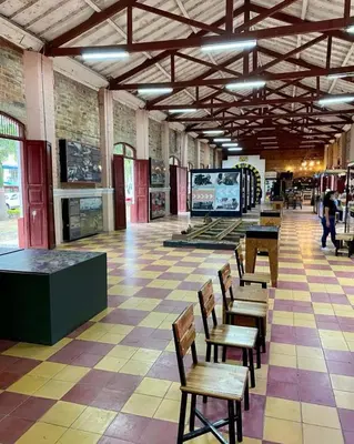 a room with chairs and tables in a building at Apartamentos amueblados, zona céntrica-Cisneros- antioquia in Cisneros