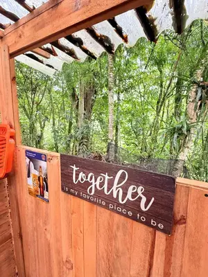 a sign on the side of a wooden fence at Glamping Colibrí, bosque vecino y vista a la montaña al mismo tiempo in Jardin
