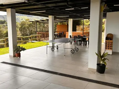 a patio with a table and chairs on a patio at HOSPEDAJE VILLA SAMARA --- cerca de la piedra -- GUATAPÉ in Guatapé